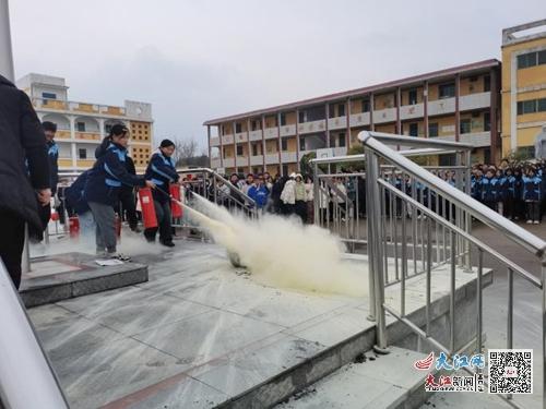廬山市華林中學(xué)開展消防培訓(xùn)暨應(yīng)急疏散演練活動 組圖